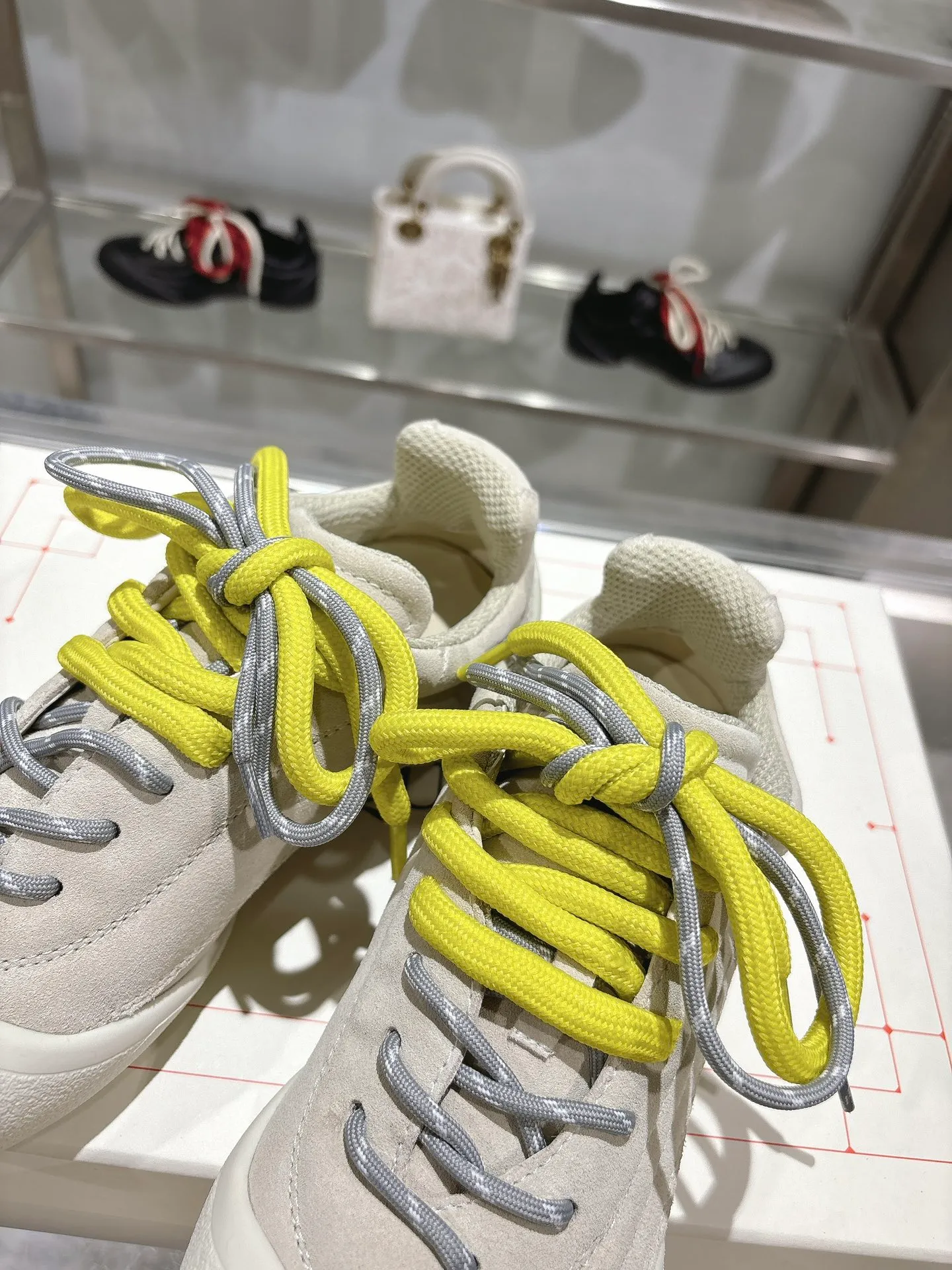 p580💰Couple model 𝐀𝐥𝐞𝐱𝐚𝐧𝐝𝐞𝐫 𝐌𝐜𝐐𝐮𝐞𝐞𝐧#/Alexander McQueen’s latest Flexion series, retro, casual, sneakers, original purchase, development, production, this Flexion Off Low-top sneakers in white grained leather with varying sized laces and an anatomically inspired lightweight segmented sole. The reverse skull pattern is embossed on the heel. Fabric: Original customized imported first-layer cowhide. Lining: Customized imported breathable mesh lining. Sole: Original open-molded non-slip TPU material. Bottom thickness: 2CM. Size: #Female size 35-40 (40 customized, non-refundable) #Men’s code 39-45 (45 customized, non-refundable)